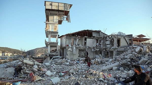 50 binden fazla kişinin yaşamını yitirdiği depremlerde çok acı anlar yaşadık. Enkaz altından kurtarılanlar arasında hala sevdiklerine ulaşamayanlar var maalesef.