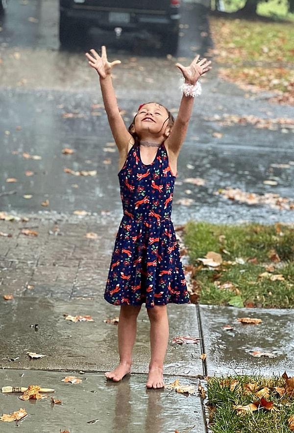 12. "Kızım yağmuru çok seviyor!"