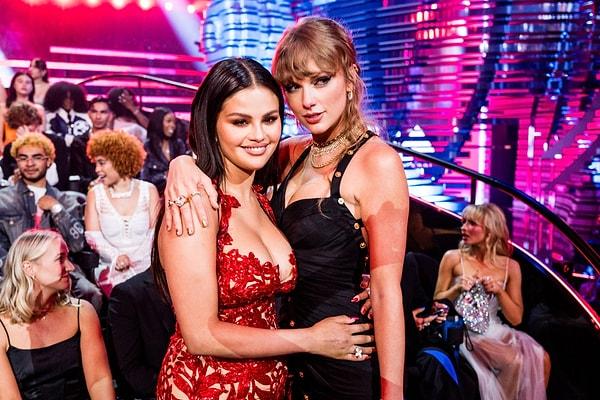Gecenin en dikkat çeken olaylarından bir tanesi yakın arkadaşlar Taylor Swift ve Selena Gomez oldu.