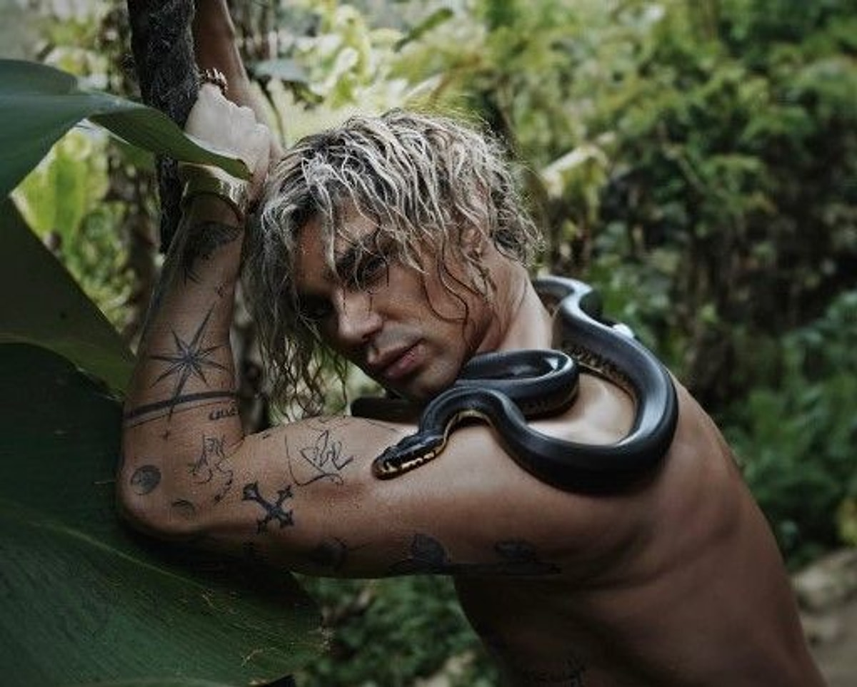 Hatta üç gün önce kendi parfümünü çıkarmış ve bunun reklamını yapmaya başla...