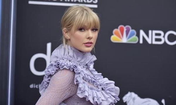 Taylor Swift'in hayran kitlesindeki artışın "eşi benzeri görülmemiş boyutlara" ulaştığını dile getiren şirket, Swift'in müziğinin önemini tüm dünyaya anlatacak bir yazar aradığını ifade etti.