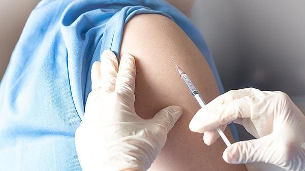 Sağlık Bakanı Fahrettin Koca, sosyal medya hesabından yaptığı açıklamayla 15 Eylül itibariyle 65 yaş üstü ve 65 yaş üstü olmayıp kronik hastalığı olan vatandaşlar için grip aşısı uygulamasının normal takvimiyle başladığını bildirdi.