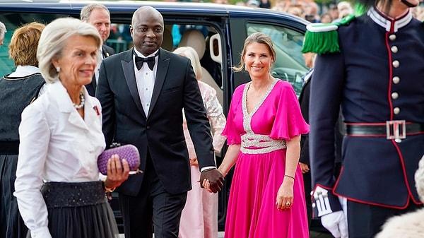 51 yaşındaki Norveç Prensesi Martha Louise ve kendini şaman olarak tanımlayan Amerikalı nişanlısı Durek Verrett, önümüzdeki yaz evleneceklerini duyurdular.