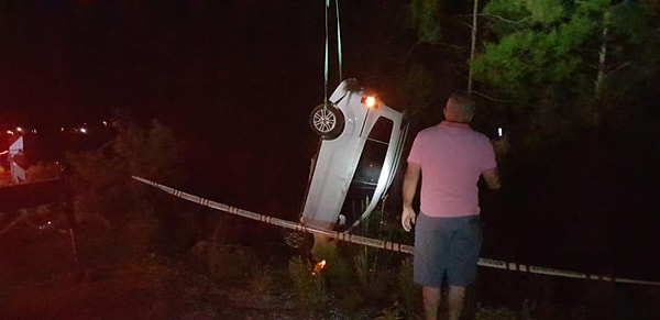 Belirtilen adrese gelen polis ekipleri, araçta yaptıkları incelemede şoför koltuğunda adının Mustafa Turaç olduğu öğrenilen 28 yaşındaki gencin cesedini buldu.