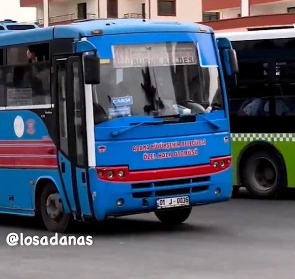 Adana'da bulunan özel halk otobüslerinin rengi cezaevi otobüslerinin rengine benzeyince sosyal medyada gündem oldu.