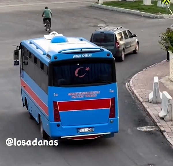 Mahkumları taşıyan cezaevi araçlarının rengine benzetilen özel halk otobüsü renkleri için sosyal medya kullanıcıları 'Yolcu mu taşıyorsun mahkum mu?' yorumlarında bulundular.