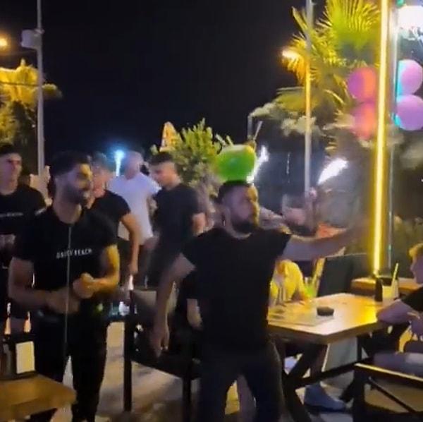 Sosyal medyada paylaşılan ve tepki çeken görüntülerde, turistleri eğlendirmek isteyen restoranın garsonları dans ettirdiği iddia edildi.