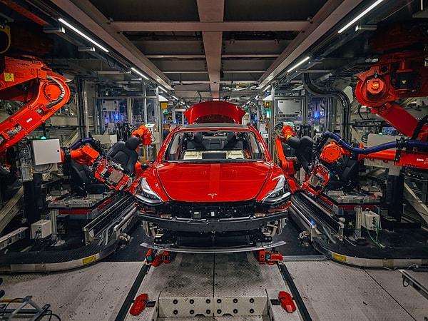 Bu sayede yeni Tesla otomobilleri, eskiye oranla çok daha az sayıda parça ile bir araya getirilecek ve üretim süreci oldukça kolaylaşacak.