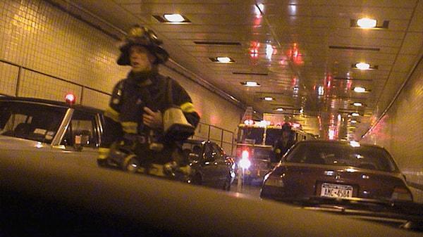 6. 1 Eylül 2001 yılında, itfaiye aracının tünel trafiğine sıkışmasından dolayı yürüyerek Washington'a gitmeye karar veren Gary Box'un son görüntüsü👇