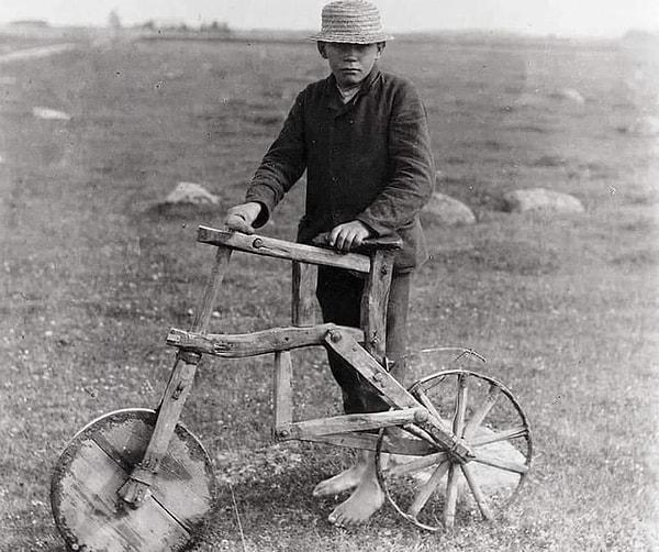 9. 1912 yılında, ahşaptan yaptığı bisikletiyle bir çocuk👇