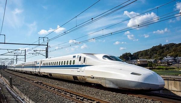 Ayrıca disiplin ve teknolojiden bahsetmişken dakiklik de bunun bir parçası. Japonya’nın meşhur ‘kurşun treni’ olan Şinkansenler her daim zamanında hareket eder, eğer durağa 1 dakika bile geç ulaşırsa özürlerini duyurur.