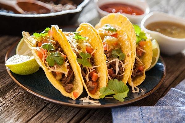 9. Taco adı verilen Meksika yemeği, genellikle hangi tür kabuk içinde servis edilir?