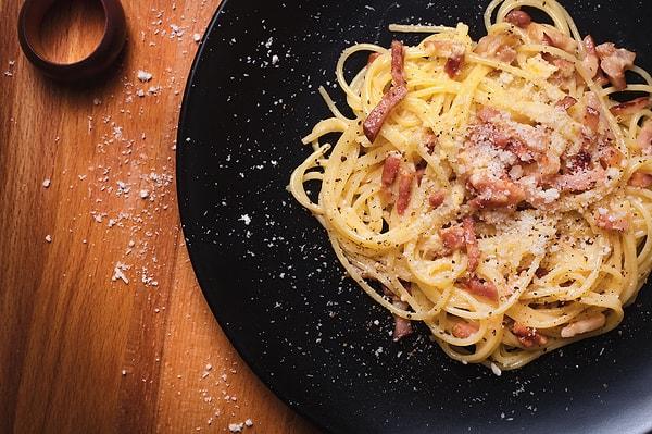 8. Ana malzemeleri arasında yumurta sarısı ve Pecorino ve ya Parmesan peyniri bulunan makarna sosunun adı nedir?
