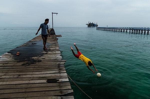 2. Mabul Adası, Sabah, Malezya'dan yarışmanın 2.'si Emilio Fuliotti'nin "Football pier" isimli eseri