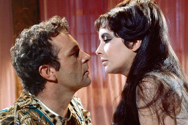Sezar'ın varisi olarak kabul edilen Antonius ve Kleopatra arasında çok geçmeden yeni bir aşk filizlendi.