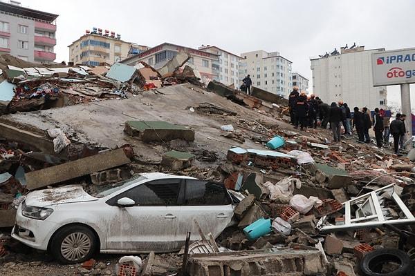 Prof. Dr. Sinan Özener: "Tarihsel süreçte 1509’daki deprem 7.4 büyüklüğünde oldu. O tarihte meydana gelen büyük depremde Marmara Denizi’nde tsunami oluşurken, İstanbul’un kıyı bandında ciddi hasarlar yaşandığını tespit etmiş durumdayız."