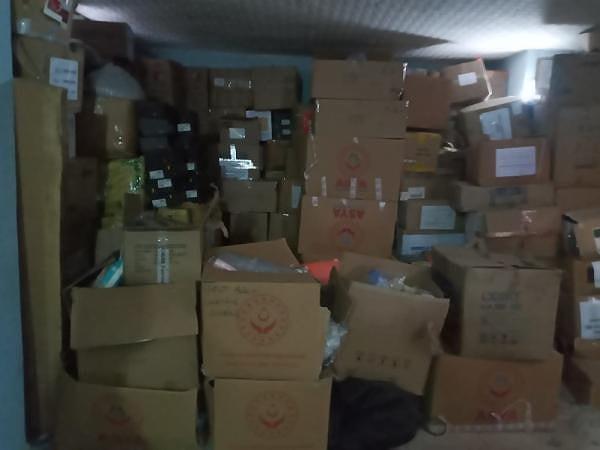 İlçe Emniyet Müdürlüğü ekipleri, uluslararası yardım kuruluşlarının depremzedeler için bölgeye gönderdiği yardım malzemelerinin koliler halinde bir depoda tutulup, parça parça satıldığı ihbarını aldı.