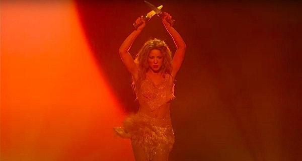 3. Shakira'nın bıçaklı intikam dansından da bahsetmezsek olmaz!
