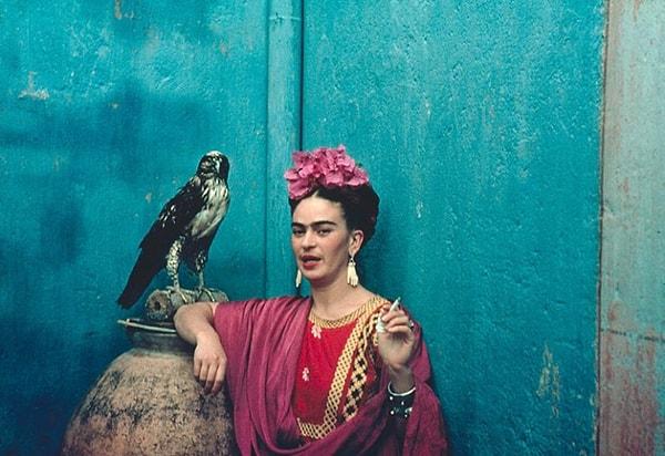 Frida, yaşadığı acılara ve sürekli hale gelen ameliyatlara rağmen yaşama sevincini kaybetmeyen bir kadındı.
