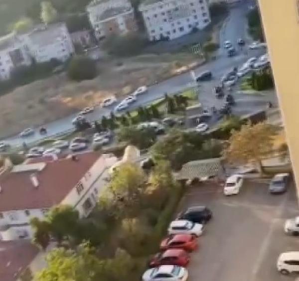 Maltepe'deki olay 18.00 sıralarında, Zümrütevler Mahallesi'nde meydana geldi. İddiaya göre; bir pidecide çalışan motosikletli kurye, trafikte yol verme yüzünden 3 kişinin kendisine silah çekmesi üzerine olay yerinden uzaklaştı.