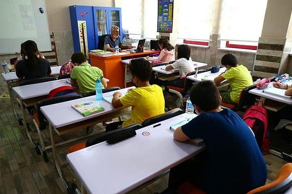 Sozcu.com.tr’ye açıklamalarda bulunan Özel Eğitim-Öğretim Derneği (ÖZDEBİR) Yönetim Kurulu Başkanı Naci Atalay, yüzde 65’lik zammın ardından velilerin çocuklarını özel okula göndermekte zorlandığını ancak bu zammın özel okulların girdi maliyetlerine yetmediğini söyledi. Atalay, özel okullardaki öğrenci sayısında düşüş yaşandığını belirterek “Türkiye genelinde özel okulların doluluk oranı yüzde 45-50. Özel okullardaki sınıfların yarısı kilitli ve boş, öğrenci yok” dedi.