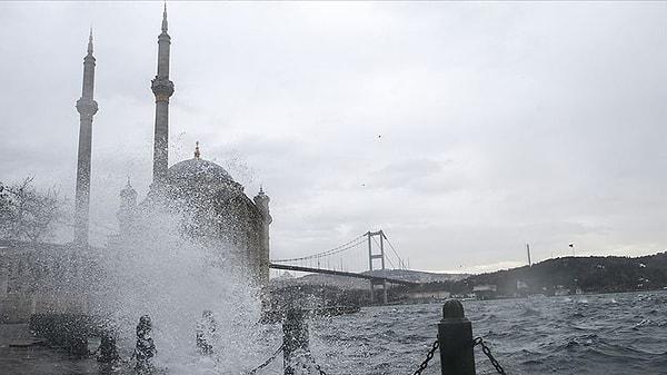İstanbul Valiliği'nden yapılan açıklamada, "Batı Karadeniz’de rüzgarın bu akşam saatlerinden sonra doğu ve kuzeydoğu yönlerden etkisini artırarak fırtına şeklinde eseceği tahmin ediliyor" denildi.