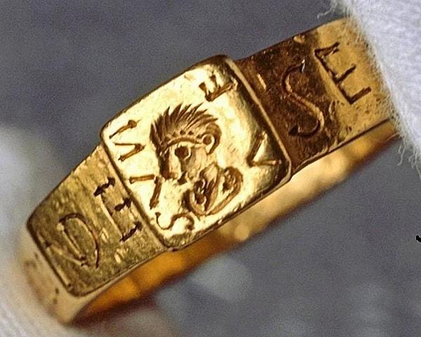 6. MS 4. Yüzyılda Roma imparatorluğundan kalma altın yüzük.