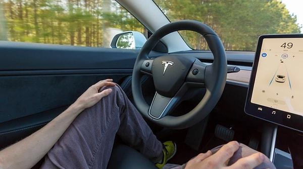 Otopilot yazılımının bu şekilde tamamen yapay zekaya bırakılması, otonom sürüş teknolojisinde yeni bir dönemin kapılarını aralıyor.
