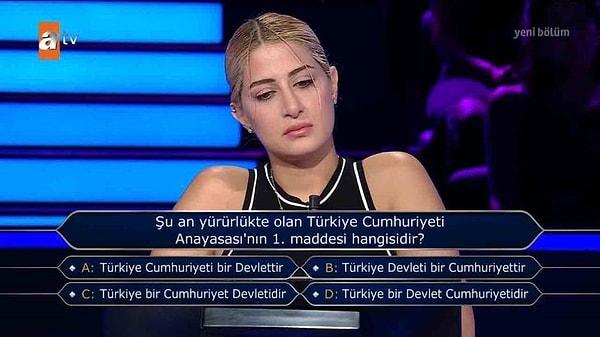 Büyük ödül olan 5 milyon TL'ye 5 soru kala Türkiye Cumhuriyeti'yle ilgili bir soruyla karşılaşan Tuba Güleç'e anayasanın ilk maddesi soruldu.