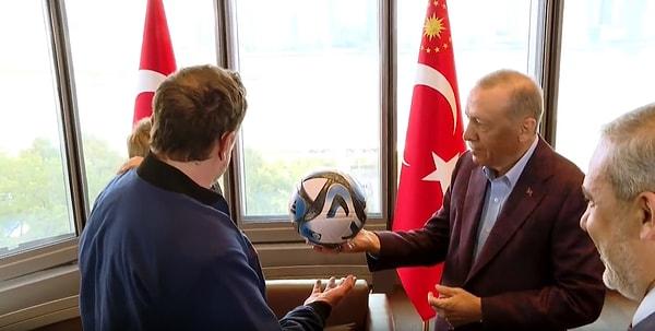 Cumhurbaşkanı Erdoğan, Türkevi'nde gerçekleştirilen görüşmeye kucağında çocuğu ile gelen Space X, Twitter ve Tesla'nın sahibi Elon Musk'ın oğluna futbol topu hediye etti.