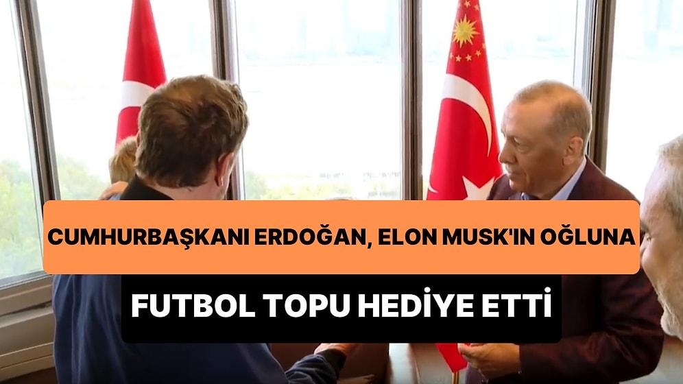 Cumhurbaşkanı Erdoğan'ın Elon Musk'ın Oğluna Futbol Topu Hediye Ettiği Anlar Gündem Oldu