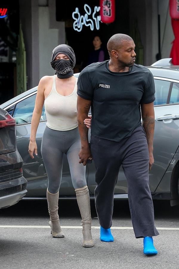 Bianca Censori'nin Avrupa'da tatil yaparken giydiği absürt kıyafetleri hepimiz artık normal (!) görürken Kanye West'in de eşine ayak uydurmaya başlaması olay olmuştu.
