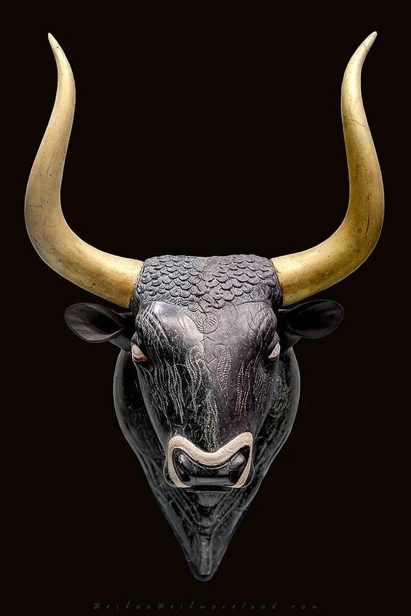 10. MÖ 1500'lü yıllardan kalma Minos boğa kafası şeklindeki seramik tas.