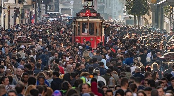 İstanbul'un kalabalık nüfusundan hem orada yaşayanlar hem de gezmek için gelenler şikayetçi.
