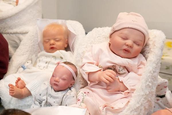 Bir aylık ilk bebeği Rebecca'yı 300 dolara almasının ardından oyuncak bebeklere olan takıntısı başladı.