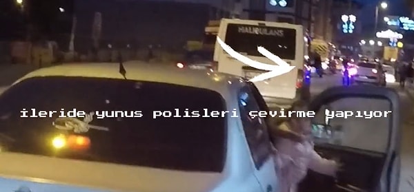 Motosikletini park ettikten sonra esnaf ile konuşan motosikletli, esnaftan ileride çevirme olduğunu ve çevirmeden kaçmak için park eden insanların da birkaç metre ileride duvarın arkasına pusu kuran polisler tarafından yakalandığını öğrendi.