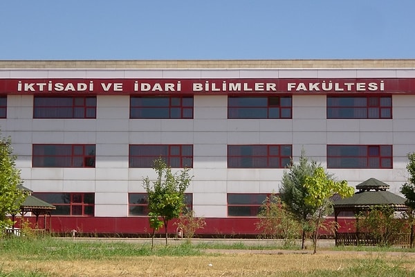 Olay, saat 11.00 sıralarında Dicle Üniversitesi İktisadi ve İdari Bilimler Fakültesi binasında meydana geldi.