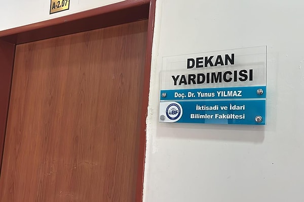 Dekan Yardımcısı Doç. Dr. Yunus Yılmaz, odasında eski kız öğrencisi B.Y. tarafından bıçaklı saldırıya uğradı. Başından yaralanan Yılmaz, üniversitenin tıp fakültesine kaldırıldı. B.Y. de üniversitenin güvenlik görevlileri tarafından bina içinde yakalanarak polise teslim edildi.