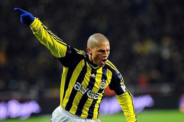 Fenerbahçe'nin efsaneleşmiş ismi Alex de Souza, sarı-lacivert renklere gönül veren herkesin en bir kez olsun yeşil sahalarda görmek istediği bir isimdi.