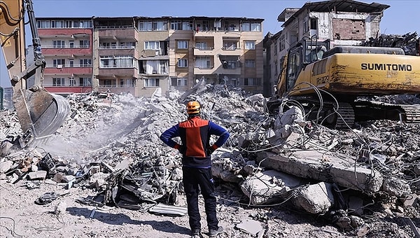 Depremden zarar gören binaların yıkımı asbestli malzemenin sökümü yapılmadan gerçekleşirken, iş makineleri bu malzemelerin mikron boyutuna kadar kırılmasına yol açıyor. Asbest lifleri rüzgârın da yardımıyla çok büyük bir alana kontrolsüzce yayılabiliyor.