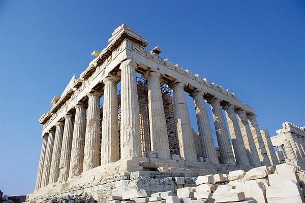 3. Parthenon Tapınağı dokuz yılda tamamlandı. MÖ 5. yüzyılın ortalarında, Yunan şehir devleti Atina, istilacı Perslerin yenilgisinin ardından yükselişe geçtiğinde, ünlü lider Perikles, Akropolis'te büyük bir inşaat projesi emretti.