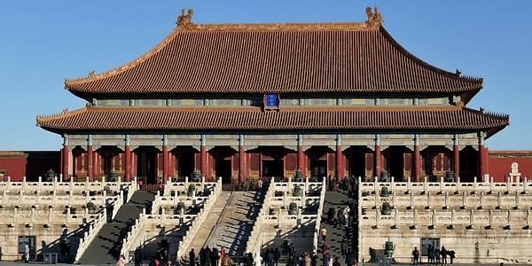 6. 15. yüzyılda Pekin'de inşa edilen Yasak Şehir'in yapımı 14 yıl sürdü.  MS 1406'da imparator Yongle tarafından yaptırıldı ve 1420'de tamamlandı.