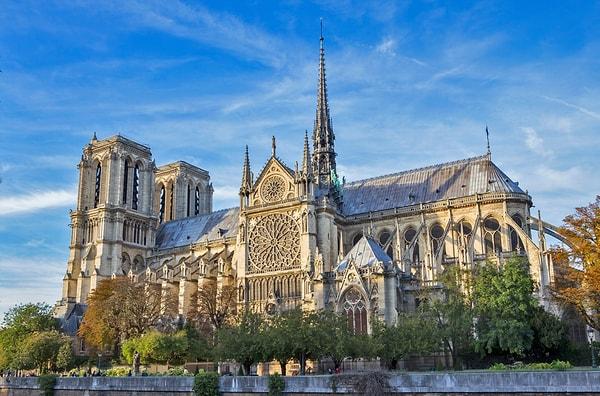 7. Notre Dame Katedrali Ünlü Gotik katedral Notre Dame de Paris, Seine Nehri'ndeki bir ada olan Île de la Cité'de daha eski iki kilisenin yerine 90 yılda inşa edilmiştir.