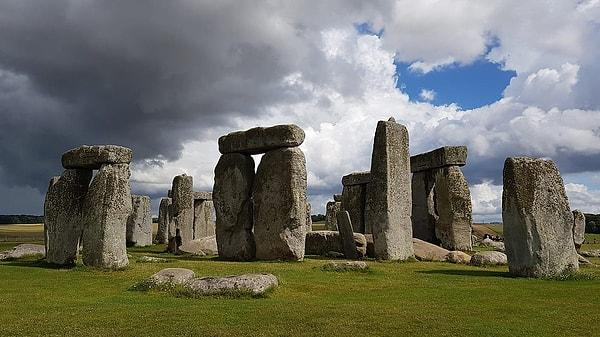 11. İngiltere'nin Wiltshire şehrinde bulunan Stonehenge birden fazla aşamada inşa edildi ve alışık olduğumuz forma ulaşması bin 500 yıl aldı.