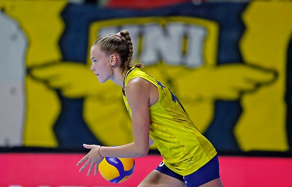 Fenerbahçe Opet Voleybol takımında smaçlarıyla yeri göğü inleten Arina Fedorovtseva kariyerinde hızla yükselmeye devam ediyor