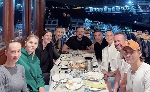 Dün akşam yemeği için arkadaşlarıyla bir araya gelen Arina Fedorovtseva ile Berke Özer'in yemek anında yana yana oturdu.