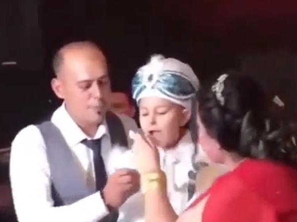 Bir sünnet düğününde, pasta kesimi sırasında güldüren bir olay yaşandı.