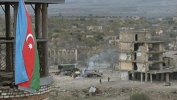 Duyurunun ardından, Karabağ'ın başlıca kenti Stepanakert'de (Hankendi) patlama sesleri ve sirenler duyulduğu bildirildi.