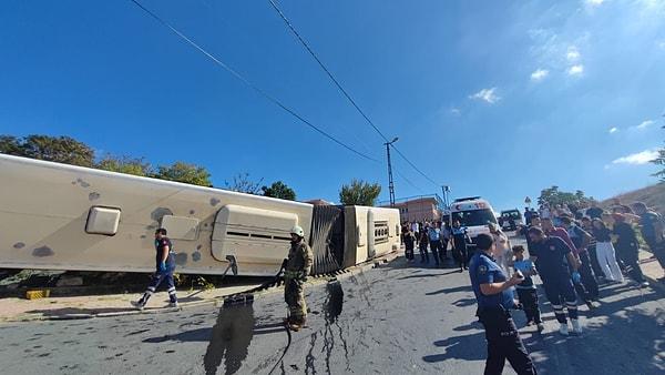 Başakşehir Güvercintepe’de yokuştan inen yolcu dolu İETT otobüsü, şoförün direksiyon hakimiyetini kaybetmesiyle devrildi.