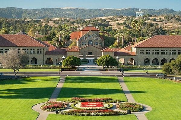 en iyi işletme okullarını sıralayan Bloomberg Businessweek'in yıllık sıralamasında Stanford Graduate School of Business, beş yıl üst üste, birinci sırayı elde etti.